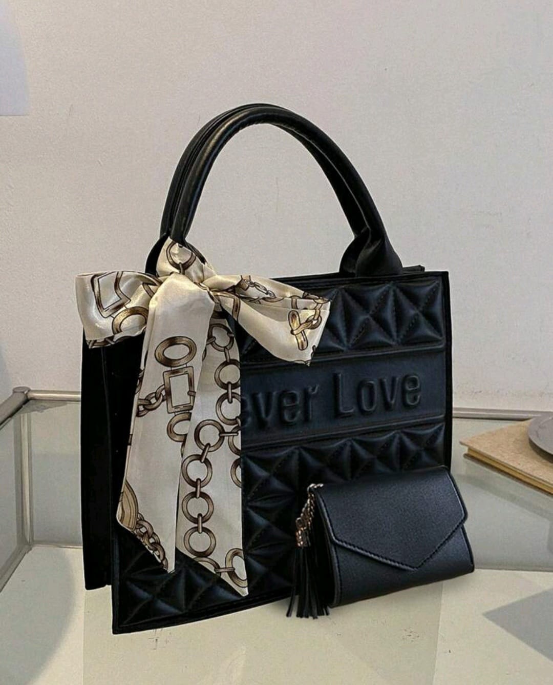 Bon&Bon Leren Schoudertasje met Letterpatroon - Zwarte Clutch Set